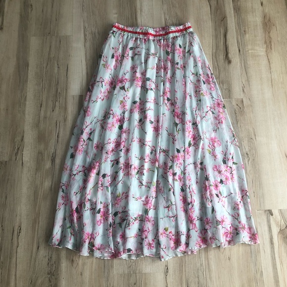 Chic Floral Maxi Skirt in Pink and White - Picture 3 of 9